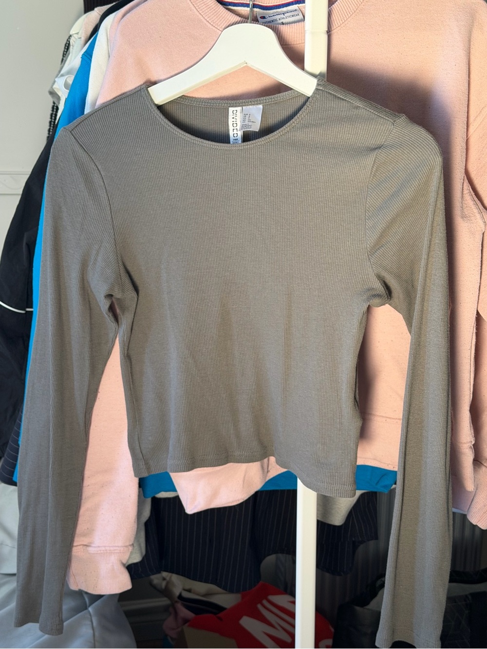 Divided Long-Sleeve Ribbed Crop Top in Gray
